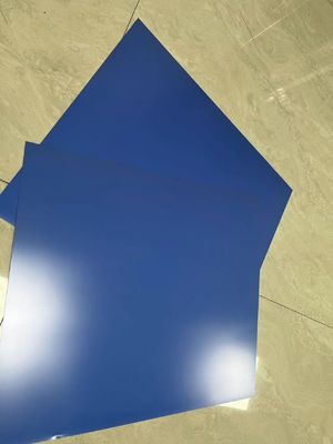 Błękitny komputer termiczny z perforowanymi płytami do drukowania cewki o maksymalnej długości 1350 mm